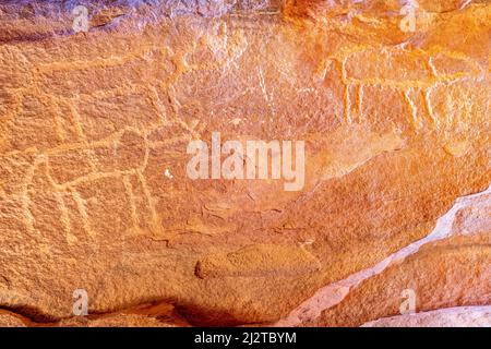 Arte rupestre colorata all'Alkazali Canyon, Wadi Rum, Giordania, Asia. Foto Stock