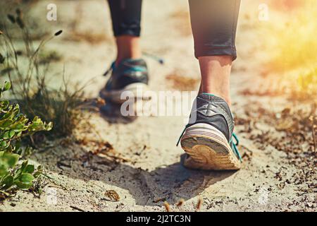 Iniziare la corsa è ciò che conta. Primo piano di un'inconfondibile sneakers femminile all'aperto. Foto Stock