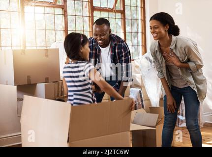 Ogni casa è una nuova avventura. Scatto di una famiglia che si diverte mentre si sposta casa. Foto Stock