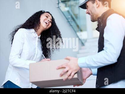 Siete arrivati qui più velocemente di quanto mi aspettassi. Scatto di un cliente che firma per la sua consegna dal corriere. Foto Stock