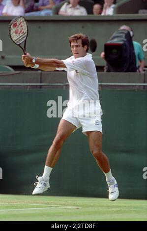 All England Lawn Tennis Championships a Wimbledon Mens Singles Third Round Derrick Rostagno durante la sua partita contro Andre Agassi 1992 92-3761-066 giugno Foto Stock