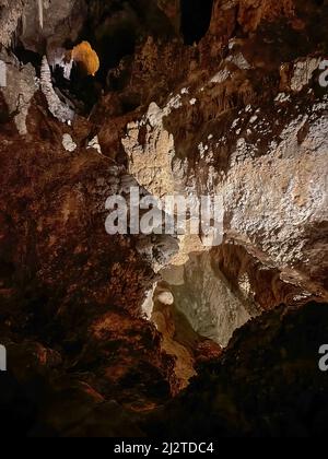 Queste spettacolari formazioni rocciose del Carlsbad Caverns National Park sono illuminate da luce Foto Stock