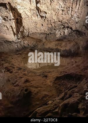 Queste spettacolari formazioni rocciose del Carlsbad Caverns National Park sono illuminate da luce Foto Stock