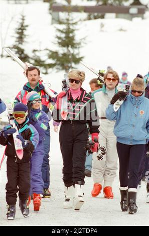 HRH la Principessa del Galles, la Principessa Diana, gode di una vacanza sciistica a Lech, Austria. Il Principe William e il Principe Harry si uniscono a lei per il viaggio e sono raffigurati a sinistra in questa foto. Foto scattata circa il 31st marzo 1993 Foto Stock