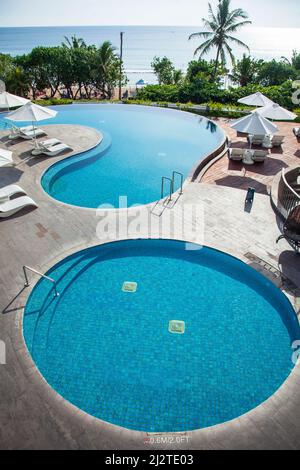 Vista sulla spiaggia di Kuta e sulla piscina presso lo Sheraton Hotel di Kuta, Bali, Indonesia. Foto Stock