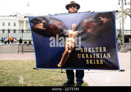 Washington, Stati Uniti. 03rd Apr 2022. L'uomo ha una bandiera che dice 'cieli ucraini dello stelter' ad un raduno davanti alla Casa Bianca a sostegno dell'Ucraina. Credit: SOPA Images Limited/Alamy Live News Foto Stock