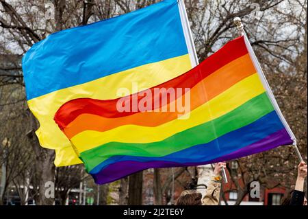 Washington, Stati Uniti. 03rd Apr 2022. Bandiere ucraine e arcobaleno viste ad un raduno di fronte alla Casa Bianca a sostegno dell'Ucraina. Credit: SOPA Images Limited/Alamy Live News Foto Stock