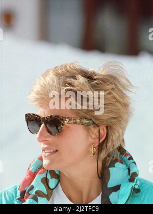 HRH la Principessa del Galles, la Principessa Diana, gode di una vacanza sciistica a Lech, Austria. Il principe William e il principe Harry si uniscono a lei per il viaggio. Foto scattata il 1st aprile 1993 Foto Stock