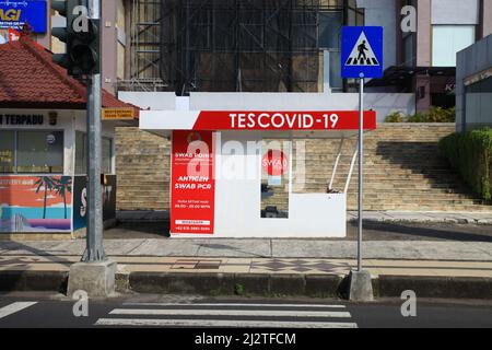 Una stazione per il test dell'antigene, del tampone e della PCR Covid-19 di fronte al Discovery Mall di Kuta, Bali. Foto Stock