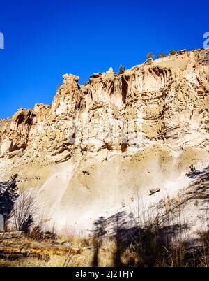 Una vista della scogliera principale del Monumento Nazionale di Bandelier che mostra le abitazioni rupestri Foto Stock