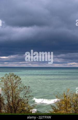 Una tempesta estiva inizia a costruire sul lago Michigan Stati Uniti Foto Stock