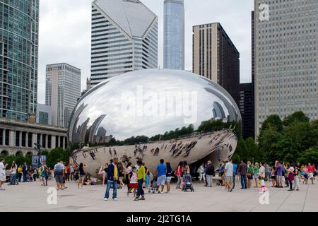 agosto 12 2012 Chicago il USA; i turisti visitano una scultura di riferimento chiamata la porta della nube, ma più spesso conosciuta come 'il Bean' Foto Stock