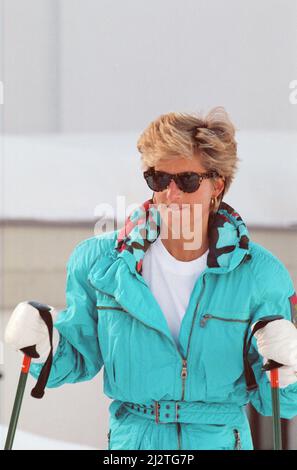 HRH la Principessa del Galles, la Principessa Diana, gode di una vacanza sciistica a Lech, Austria. Il principe William e il principe Harry si uniscono a lei per il viaggio. Foto scattata il 1st aprile 1993 Foto Stock