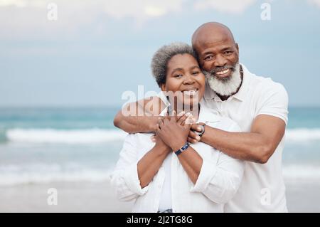 Io sono lui, è io. Scatto di una coppia matura che trascorre del tempo in spiaggia. Foto Stock
