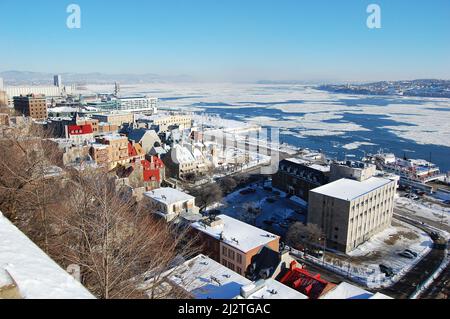 Vista aerea della città bassa (basse-Ville) e del fiume San Lorenzo in estate Old Quebec City, patrimonio dell'umanità, Quebec QC, Canada. Foto Stock