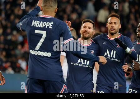 Parigi, Francia. 3rd Apr 2022. Lionel messi(C) di Parigi Saint-Germain celebra il traguardo con Neymar(R) e Kylian Mbappe durante una partita di calcio francese Ligue 1 tra Paris Saint-Germain (PSG) e Lorient a Parigi (Francia), 3 aprile 2022. Credit: RIT Heize/Xinhua/Alamy Live News Foto Stock