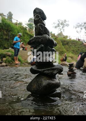 L'equilibratura della roccia, l'arte di impilare le pietre accatastate nel fiume. Bogor, Indonesia - 30 novembre 2019. Foto Stock