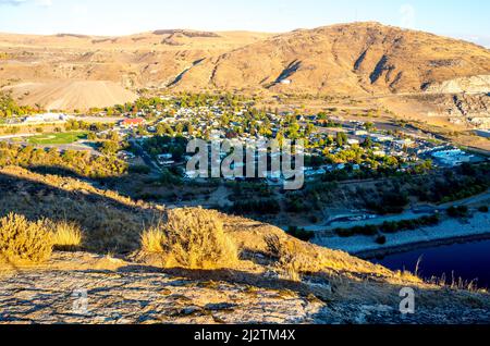 Tramonto alla città di Coulee Dam in autunno Foto Stock