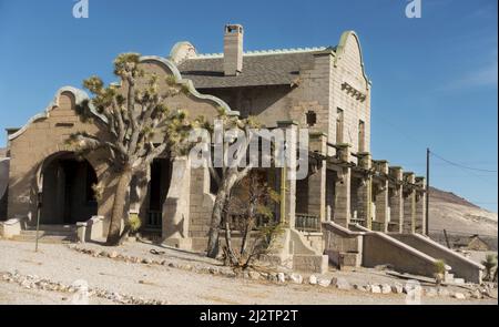 Old Ruins Side View, storica stazione ferroviaria abbandonata, facciata esterna dell'edificio in pietra a Rhyolite Ghost Town, Nevada, USA Foto Stock