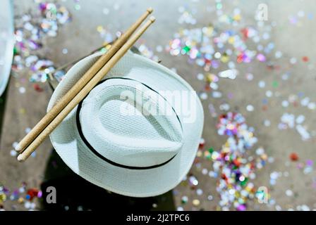 Quella era la prestazione di una vita. Colpo ad angolo alto di un cappello e picchetti di batteria a terra. Foto Stock