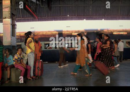 Treno passeggeri in attesa dell'orario di partenza alla piattaforma passeggeri della stazione ferroviaria di Agra Cantonment ad Agra, Utttar Pradesh, India. Foto Stock