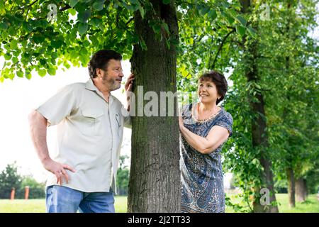 Coppia matura felice. Data e passeggiata, ritratto di due coniugi. Vista frontale. Foto Stock