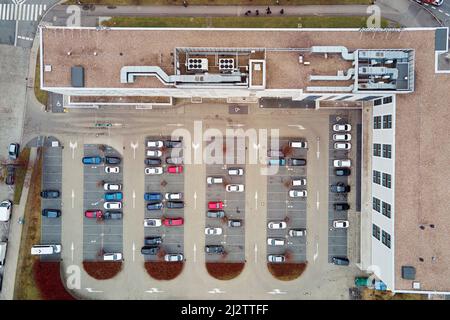 Parcheggio auto vicino a edifici moderni, vista aerea. Settore vivente Foto Stock