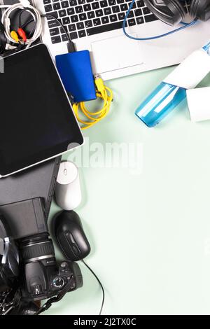 Vecchi computer, tablet digitali, telefoni cellulari, molti dispositivi elettronici usati, la casa e gli elettrodomestici rotti. Vista dall'alto. Obsolescenza pianificata Foto Stock