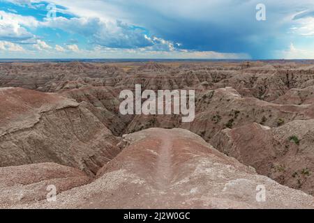 Punto di vista sugli strati geologici del parco nazionale di Badlands durante una tempesta di tuoni, Dakota del Sud, USA. Foto Stock