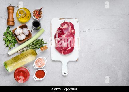 Ingredienti per una cottura lenta della carne: Vino, spezie, erbe e olio Foto Stock