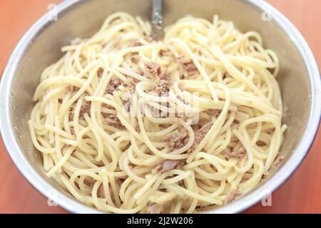 La pasta di tonno nel piatto . Gustosa cena italiana Foto Stock