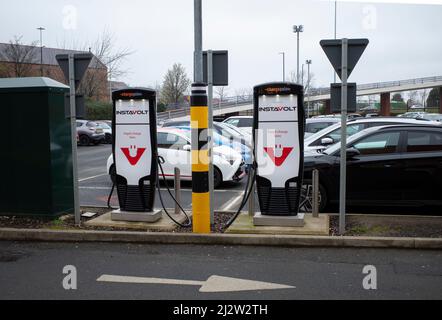 Instavolt veloce ricarica punto per due veicoli elettrici in una zona di negozi parcheggio auto in Middlesbrough Foto Stock