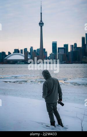 Persona che cammina a Toronto City Foto Stock