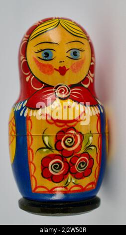 Matryoshka bambola prodotta per turismo e scopi promozionali in Russia. L'unica bambola di matryoshka. Bambola souvenir locale della cultura russa. Foto Stock