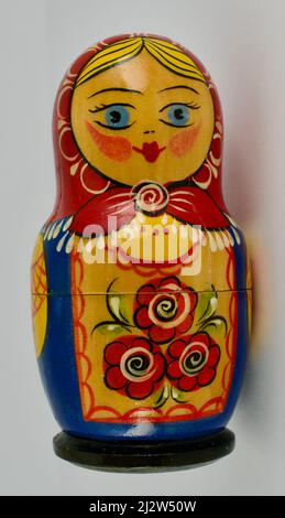 Matryoshka bambola prodotta per turismo e scopi promozionali in Russia. L'unica bambola di matryoshka. Bambola souvenir locale della cultura russa. Foto Stock