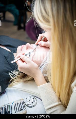 Procedura di estensione delle ciglia nel salone di bellezza. Ciglia da vicino. Concetto spa lash. Foto Stock