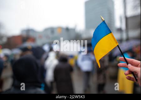 La gente protesta contro la guerra in Ucraina. L'aggressione della Russia verso l'Ucraina. Sostegno agli ucraini negli Stati Uniti. Protezione mondiale dell'Ucraina. Dom Foto Stock