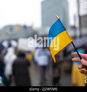 La gente protesta contro la guerra in Ucraina. L'aggressione della Russia verso l'Ucraina. Sostegno agli ucraini negli Stati Uniti. Protezione mondiale dell'Ucraina. Dom Foto Stock