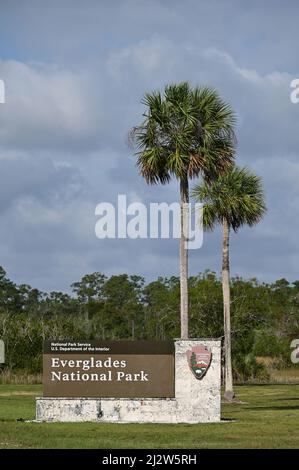 Cartello monumento all'Everglades National Park all'ingresso principale del parco presso il centro visitatori Ernest F Coe, Florida. Foto Stock