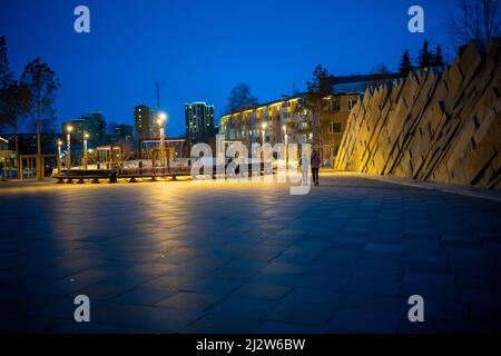 Kemerovo, Russia - 31 marzo 2022: Parco degli angeli nella città di Kemerovo di notte, Siberia, Russia Foto Stock