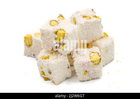 Turkish Delight doppio arrosto Sultan Wick con fiocchi di cocco, isolato su uno sfondo bianco. Primo piano pistacchio turco delizia. Turkis tradizionale Foto Stock