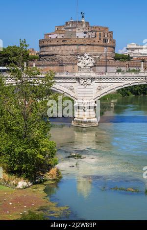 Città di Roma in Italia. Vista su Castel Sant Angelo e Ponte Vittorio Emanuele II sul Tevere. Foto Stock