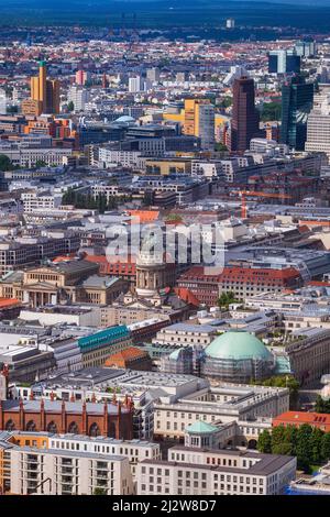 Vista aerea del centro di Berlino, capitale della Germania, paesaggio urbano del quartiere centrale di Mitte. Foto Stock