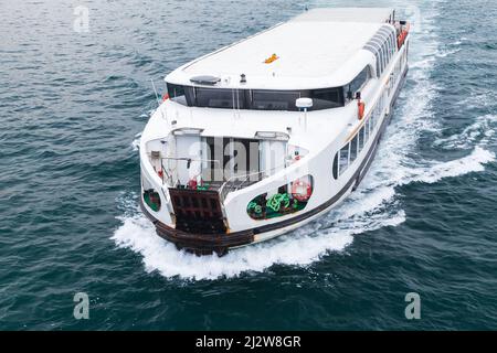 Il traghetto passeggeri bianco va sul Corno d'Oro, Istanbul. E' una delle principali vie d'acqua urbane e l'insenatura primaria del Bosforo Foto Stock