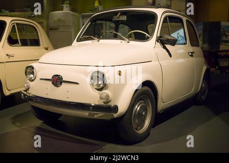 Torino, Italia - 14 agosto 2021: 1968 Fiat 500 F presentato al Museo Nazionale dell'Automobile (MAUTO) di Torino. Foto Stock