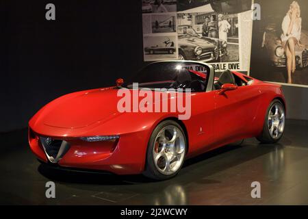 Torino, Italia - 14 agosto 2021: L'Alfa Romeo 2uettottanta in mostra al Museo Nazionale dell'Automobile (MAUTO) di Torino. Foto Stock