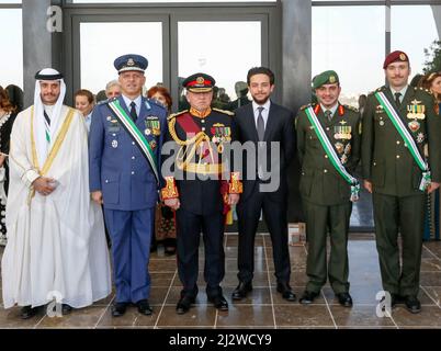 File photo - L-R : il Principe Hamza, il Principe Faisal Re Abdullah II, il Principe Hussein, il Principe Ali e il Principe Hashem partecipano alla 'Flag Parade' organizzata dalle forze Armate di Giordania al Rayah Parade Ground nella Corte reale Hashemita di Amman, Giordania, il 2 giugno 2016. La "sfilata di bandiere" segna l'anno 100th della Grande rivolta Araba che si è svolta durante la prima guerra mondiale, contro l'Impero Ottomano, ed è stato un passo verso l'indipendenza per i paesi dell'area mediorientale. Il principe Hamzah bin Hussein, l'ex erede al trono di Giordania, ha detto che sta rinunciando al suo titolo di principe. Principe Hamza Foto Stock