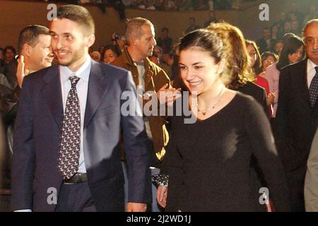 Foto di archivio - prima apparizione pubblica del Principe Hamzah Bin al Hussein di Giordania, poiché fu 'sollevato' dal suo titolo di Principe di Corona da suo fratello re Abdallah II. Il Principe Hamzah Bin al Hussein e sua moglie la Principessa Noor partecipano ad un Festival di danza circassia ad Amman il 30 dicembre 2004. Il principe Hamzah bin Hussein, l'ex erede al trono di Giordania, ha detto che sta rinunciando al suo titolo di principe. Il principe Hamzah ha detto che le sue "convinzioni personali” non erano in linea con i "metodi moderi delle nostre istituzioni”. Il principe è il quarto figlio del compianto re Hussein e fratellastro minore del Foto Stock