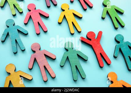 Concetto di diversità ed equità. Figurine di persone multicolore. Foto Stock