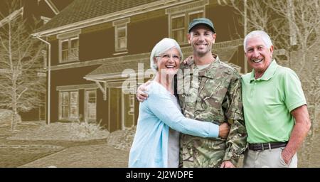 Composizione del soldato maschile sorridente con i genitori e la casa in background Foto Stock